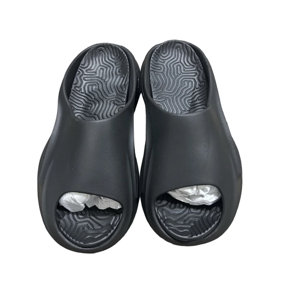 New without box PrettyLittleThings Black Rubber Sliders with side cutouts size 7